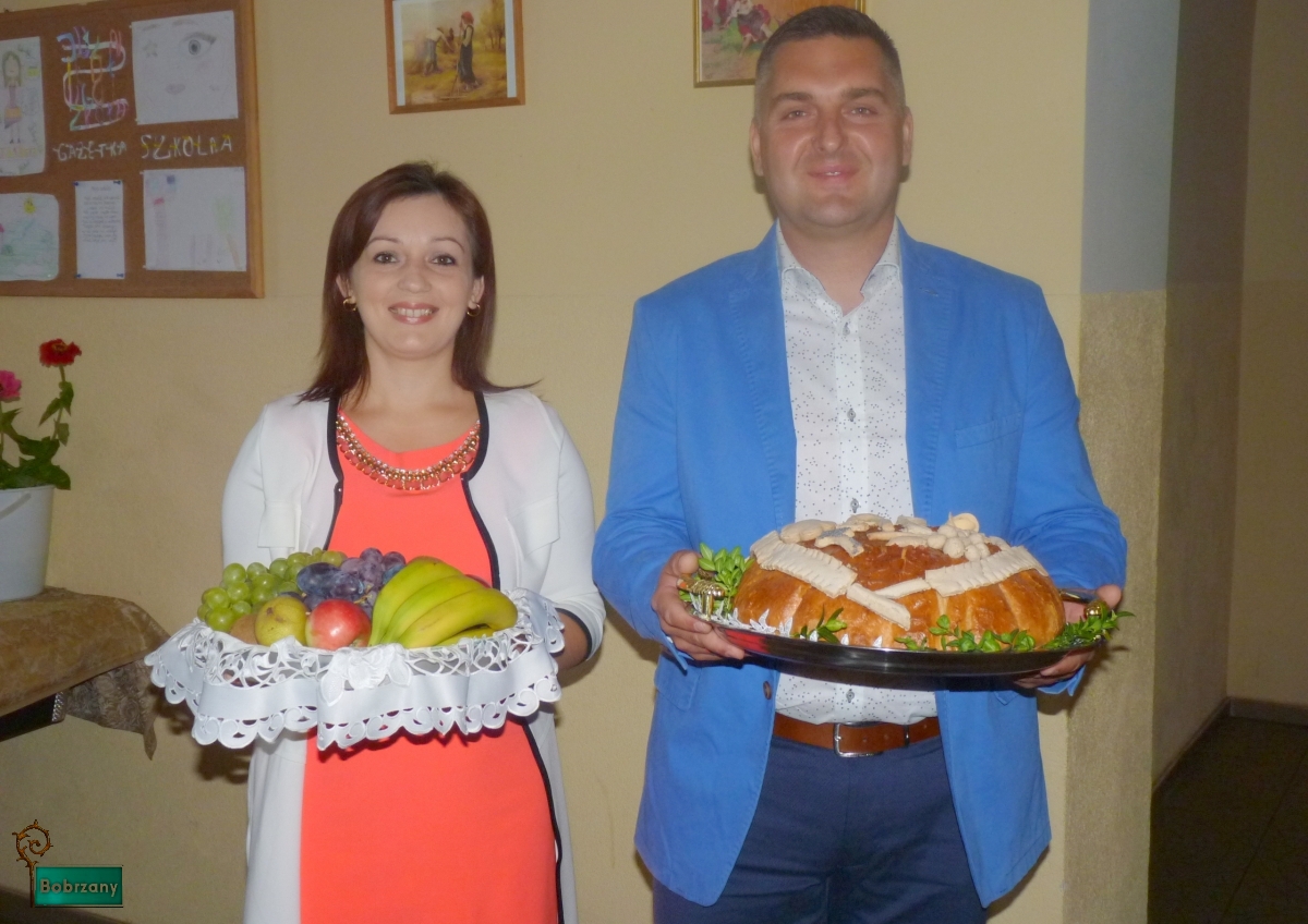 P1150618 starostowie Dozynek 2017 z chlebem