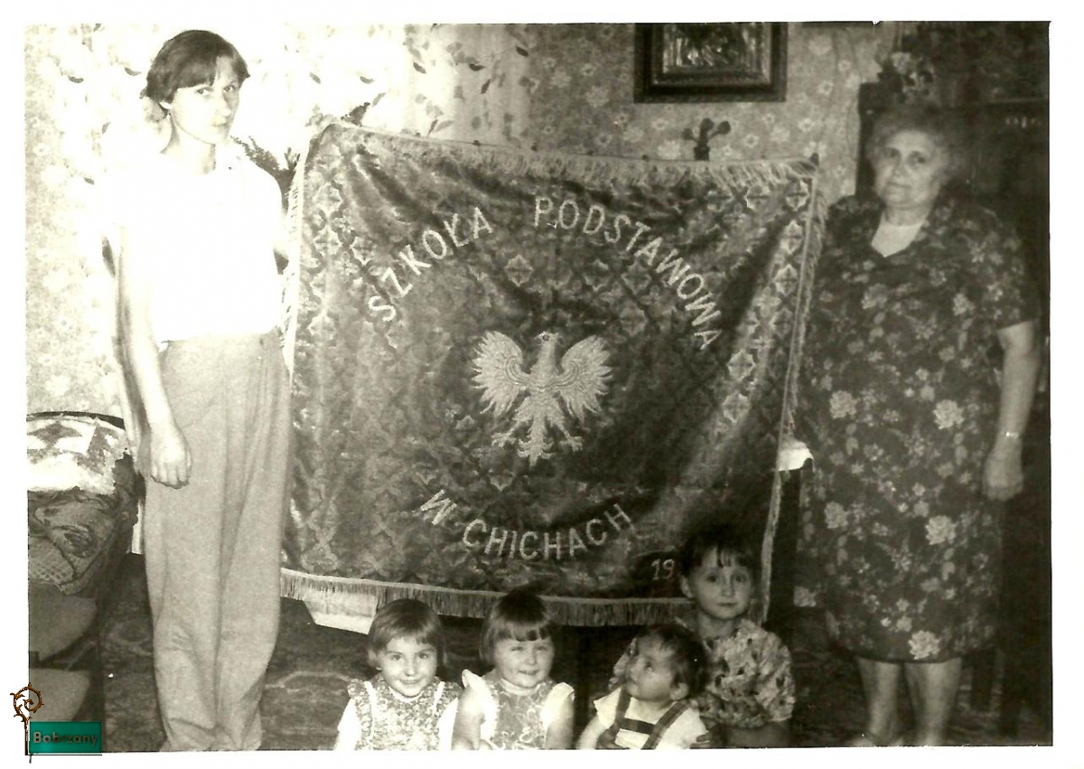 16-Sztandar do szkoły w Chichach 1986r.-Ludwika Chuchra i wnuczka Wiesława Siwicka