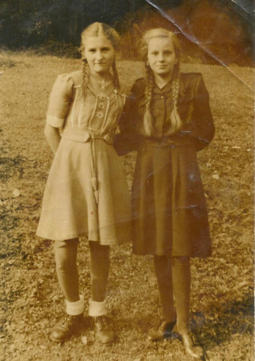 Scan 1 Genowefa i Janina Kowal  z Chich klasa szosta 1953 r