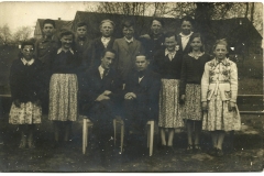 Scan 11 Michal Siwicki i p, Mocek nauczyciele z Mycielina z uczniami 1954 r