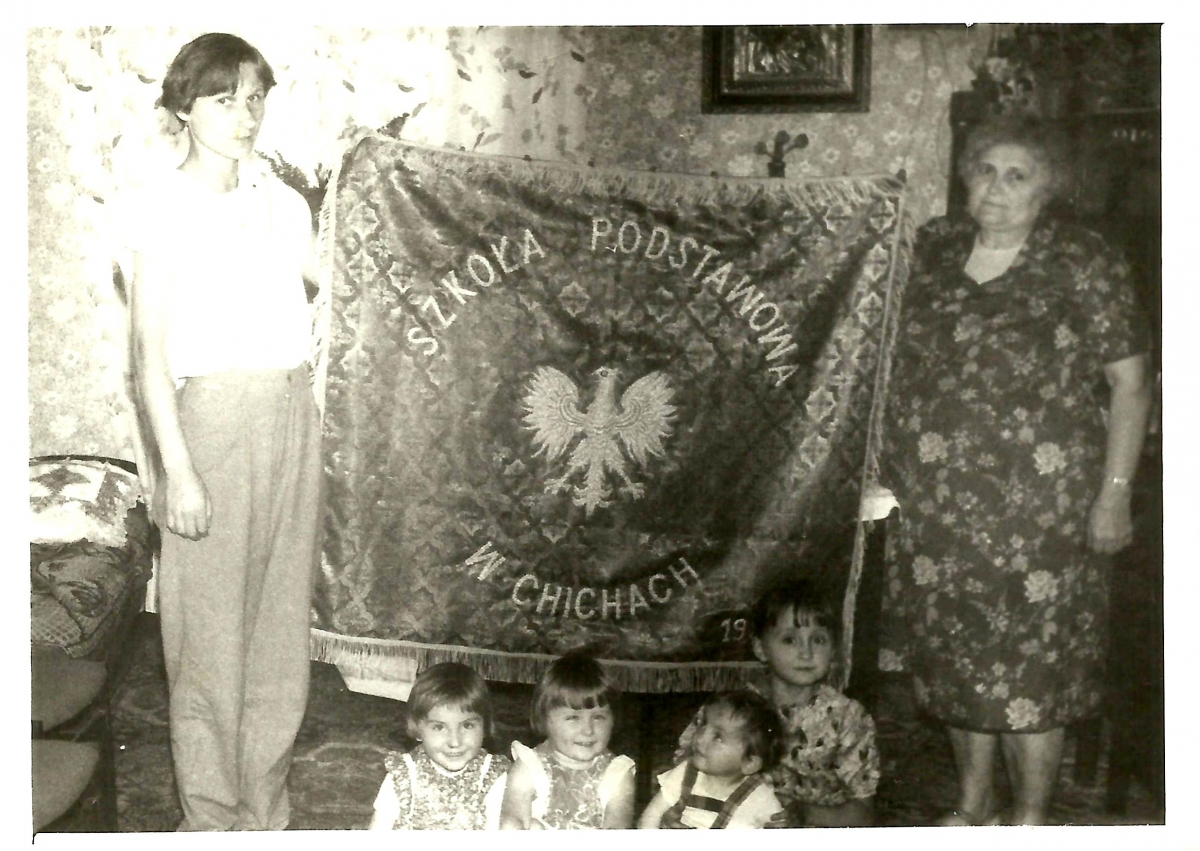 16-Sztandar do szkoły w Chichach 1986r.-Ludwika Chuchra i wnuczka Wiesława Siwicka(1)