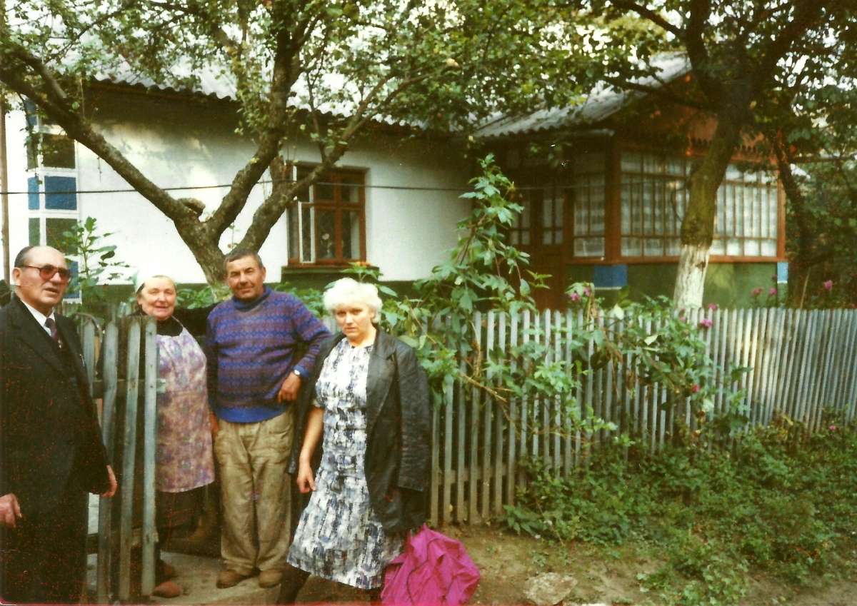 9-obecny dom Ludwiki Chuchry w Kaczanówce.Na zdjęciu Aniela Dupla z obecnymi właścicielami rok około 1992