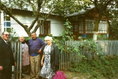 9-obecny dom Ludwiki Chuchry w Kaczanówce.Na zdjęciu Aniela Dupla z obecnymi właścicielami rok około 1992