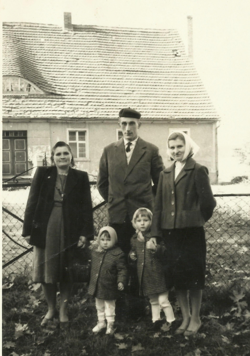 Scan 14 dom Prucza 1964 r. Jan i Ludwika, Genowefa i jej corki(1)